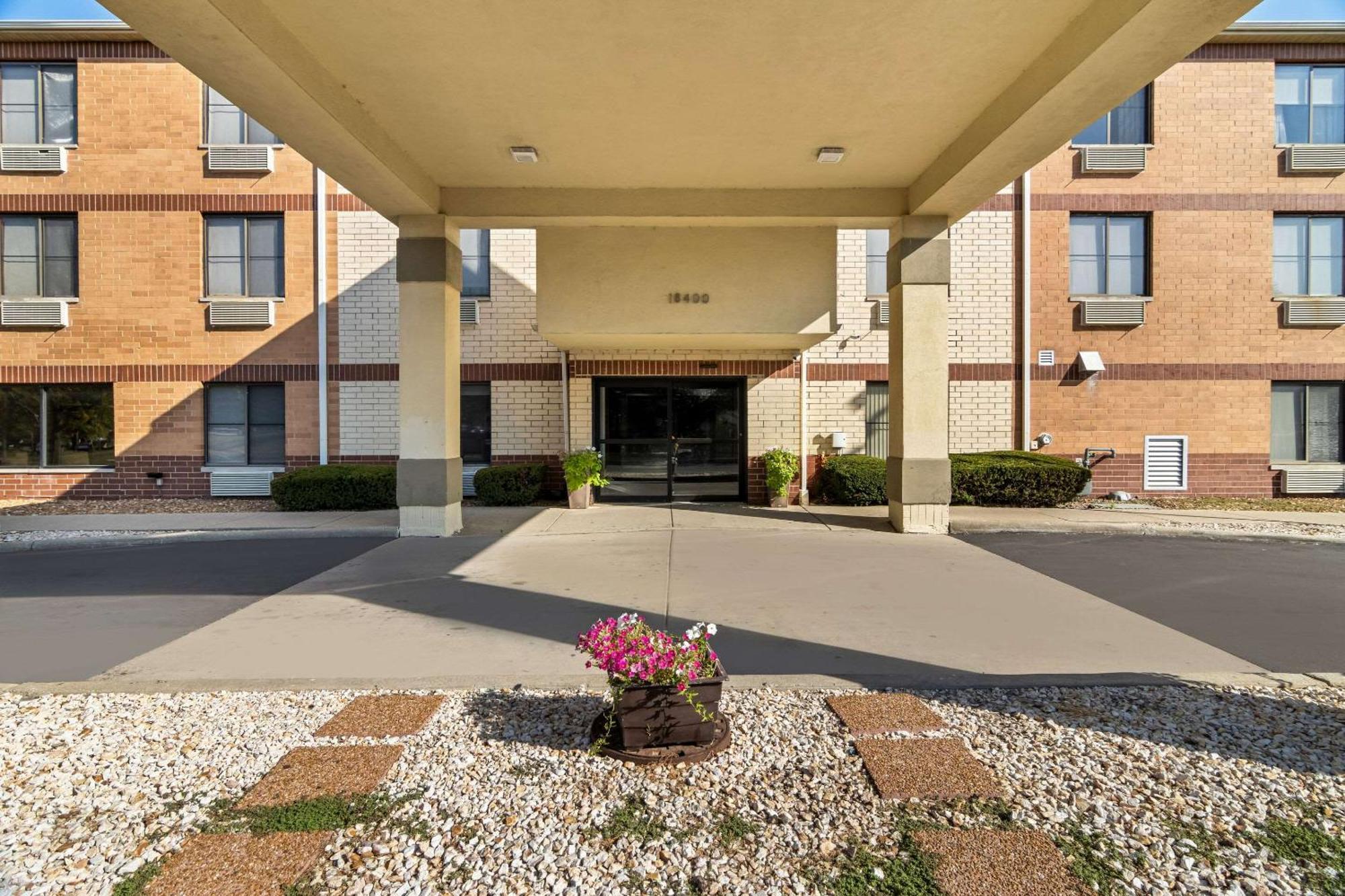 Comfort Inn & Suites Near Tinley Park Amphitheater Exterior photo